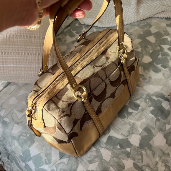 ⭐️Y2K Coach tan Signature Print Jacquard Satchel hand/Shoulder Bag⭐️ - Picture 1 of 5